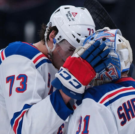 Swayman and ullmark goalie hug